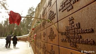 Стена памяти с именами расстрелянных в Катыни в 1940 году польских офицеров