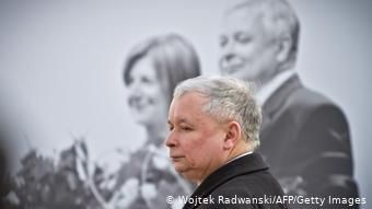 Ярослав Качиньский на фоне портрета погибшего в авиакатастрофе брата Леха Качиньского и его супруги