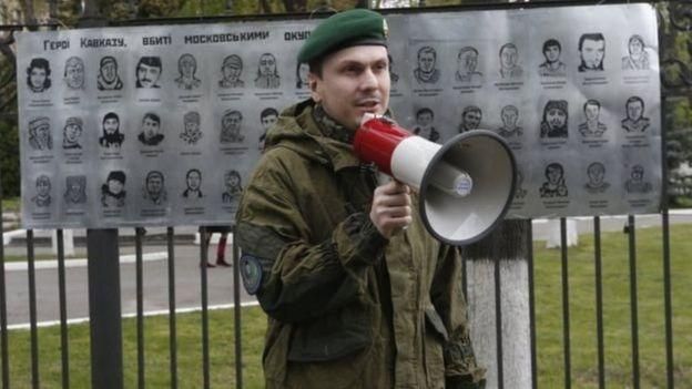 УНІАН Image caption Адам Осмаев на акции у посольства России в Киеве, 2016 г.