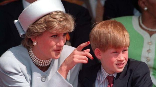 PA MEDIA Image caption Принц Гарри рассказывал, как еще ребенком видел, насколько пагубно сказалось вмешательство СМИ в личную жизнь его матери принцессы Дианы