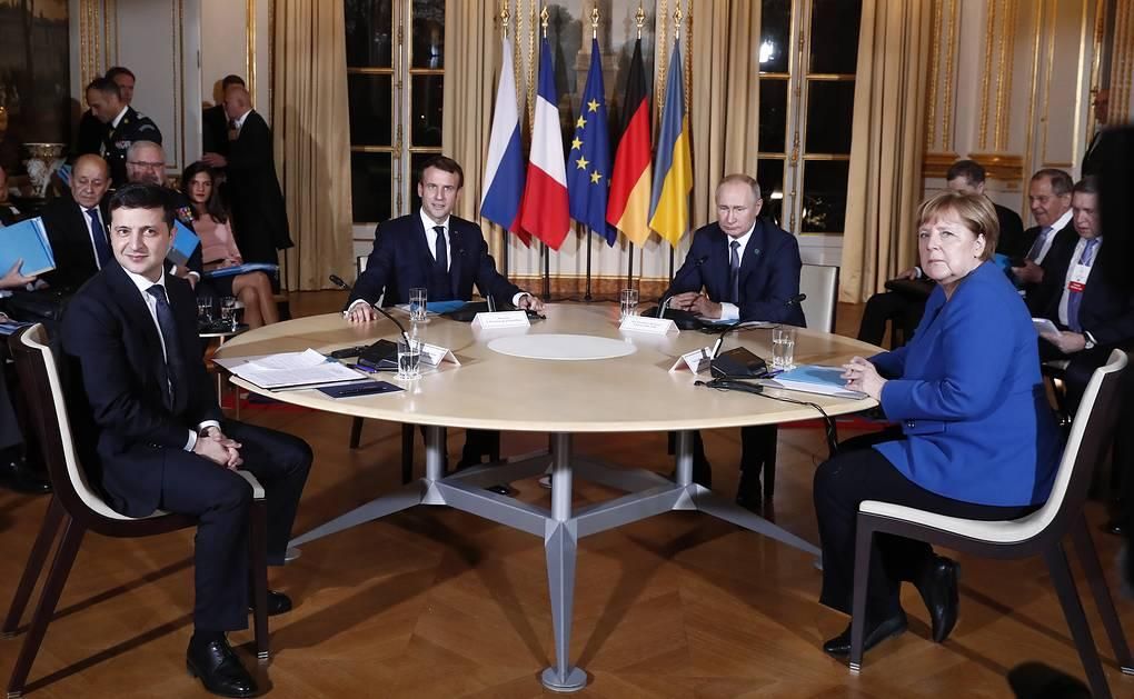 С президентом Франции Эмманюэлем Макроном, президентом России Владимиром Путиным и канцлером Германии Ангелой Меркель во время саммита "нормандской четверки" в Париже, 2019 год © EPA-EFE/IAN LANGSDON / POOL