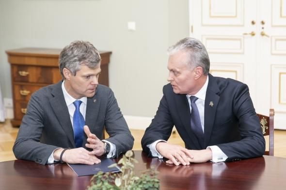 Глава ДГБ Литвы Д.Яунишскис и президент Г.Науседа