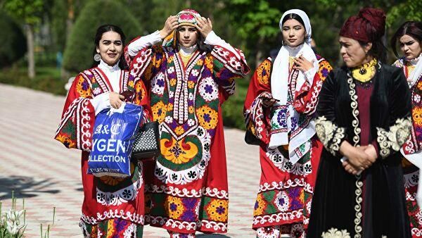 © Sputnik / Амир Исаев Девушки в национальных костюмах во время праздника в Душанбе. Архивное фото