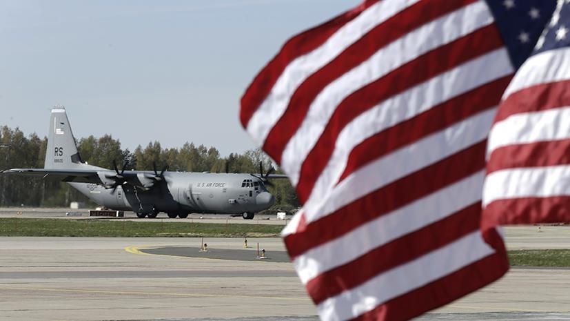 Самолёт американских ВВС в аэропорту Риги © Ints Kalnins/Reuters