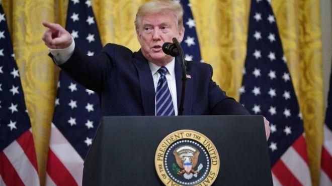 AFP Image caption Трамп не впервые бросает вызов собственным спецслужбам