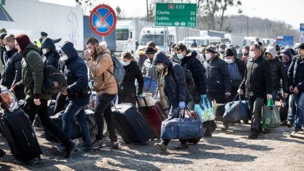 REUTERS Image caption На Украину из Польши в срочном порядке вернулись сотни тысяч трудовых мигрантов