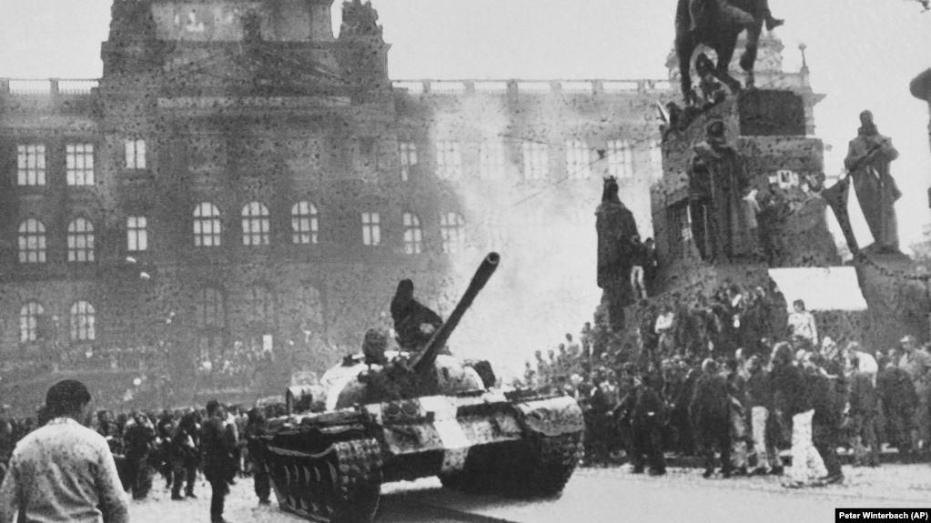Советский танк в Праге во время подавления антисоветского восстания жителей Чехословакии, 21 августа 1968 года