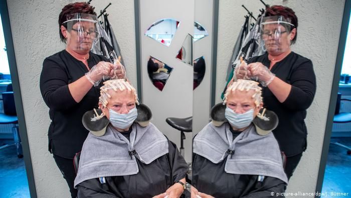 Во многих стрнанах Европы возобновляют работу парикмахерские