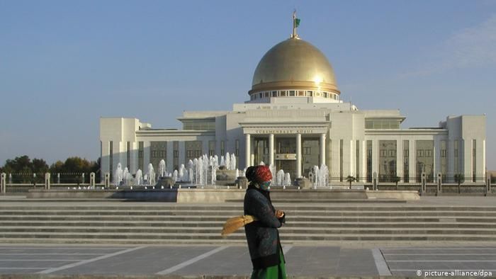 У президентского дворца в Ашхабаде. Жители Туркмении носили маски еще до пандемии, чтобы защититься от пыли (фото из архива)