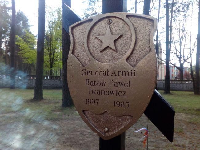 Памятный знак в честь генерала Павла Батова в польской Хайнувка. Фото Мариуша Ничипорука / EADaily