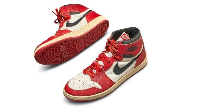 REUTERS Image caption Майкл Джордан выступал в своем первом сезоне в составе Chicago Bulls в кроссовках Nike Air Jordan 1s