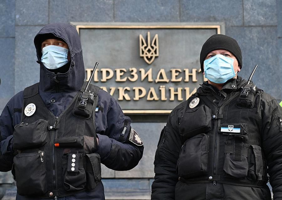 Украинские правоохранители возле офиса президента Украины AFP © Sergei Supinsky