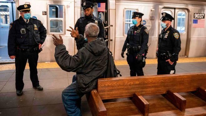 AFP Image caption Из-за пандемии нью-йоркские полицейские решили не тратить время на мелкие правонарушения