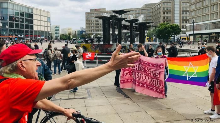 Противники ограничительных мер на площади Александерплац в Берлине