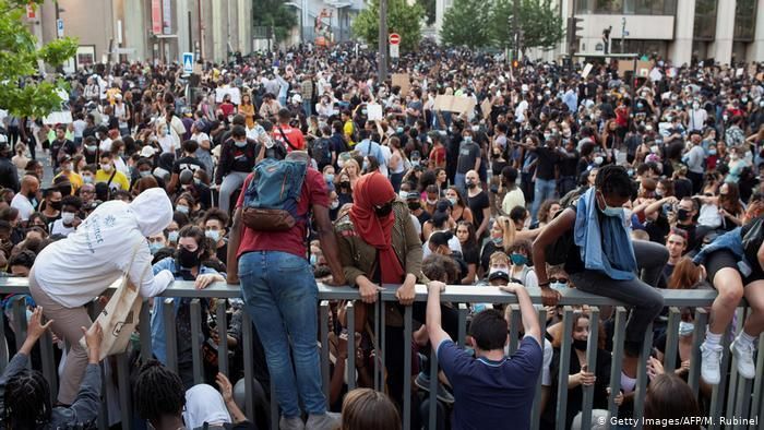 Акция протеста против полицейского насилия в Париже, 2 июня 2020 года