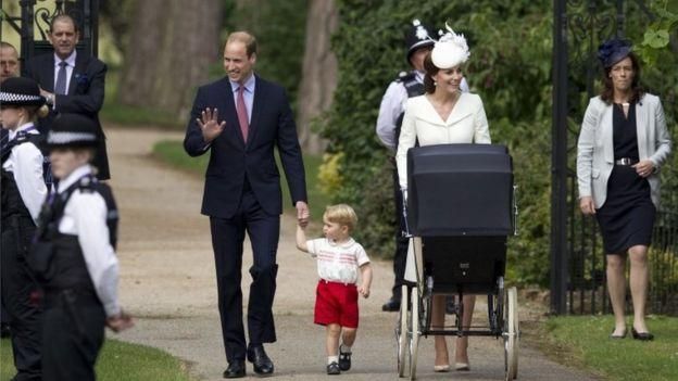 PA MEDIA Image caption Принц Уильям с семьей по пути в церковь в Норфолке, фото 29 апреля 2015 года