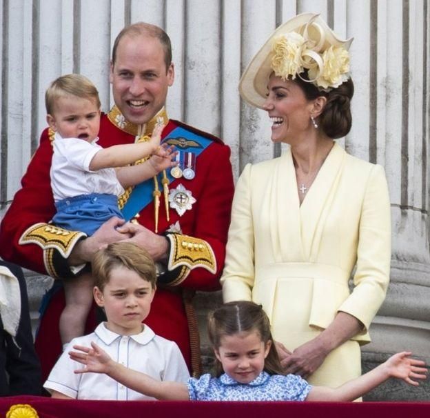 PA MEDIA Image caption Герцог и герцогиня Кембриджские с детьми на балконе Букингемского дворца в день рождения королевы, 2019 год
