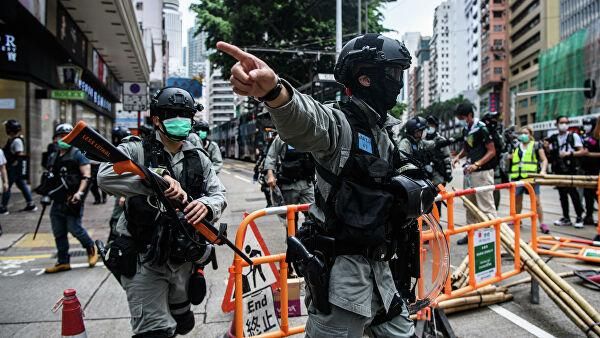 © AFP 2020 / Anthony Wallace Полиция во время антиправительственных протестов в Гонконге