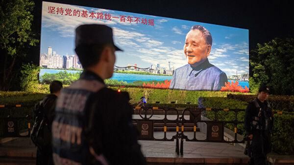 © AFP 2020 / Nicolas Asfouri Баннер с портретом Дэна Сяопиня в Шэньчжэне, Китай