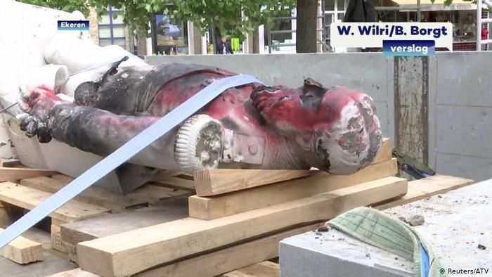 Поваленный памятник бельгийскому королю Леопольду II в Антверпене