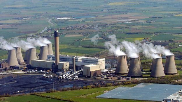 PA MEDIA Image caption Крупнейшая в Британии теплоэлектростанция Drax перешла на сжигание прессованных деревянных гранул