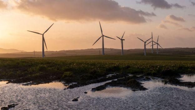 ANDREW AITCHISON Image caption Ветряная электростанция в Северном Уэльсе