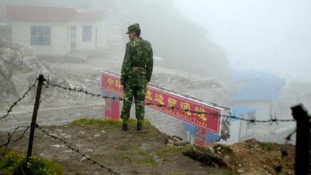 AFP Image caption Гималайский хребет - арена многолетних территориальных споров между Индией и Китаем