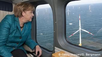 Канцлер ФРГ Ангела Меркель облетает в 2011 году первый в Германии морской ветропарк Baltic 1