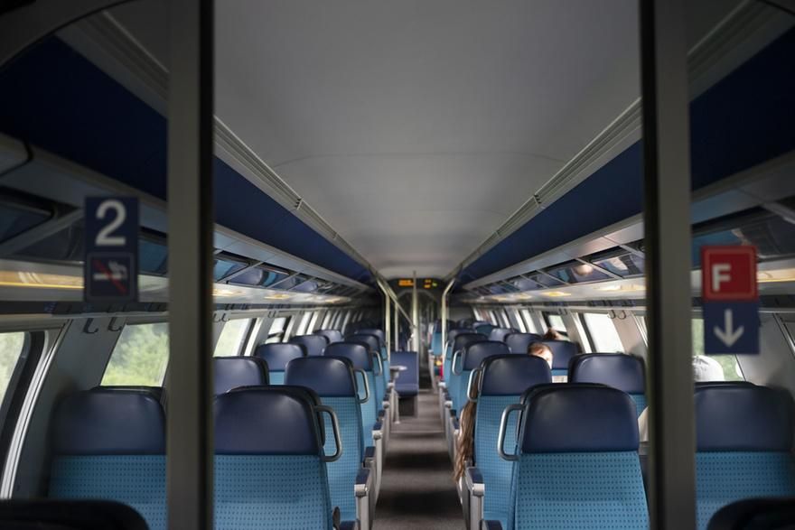 Каждый день в поездах Швейцарии пассажиры забывают до трёх сотен предметов. © Keystone / Christian Beutler