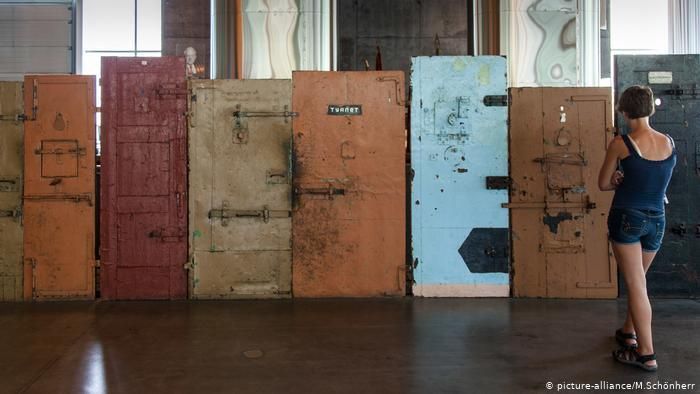 Тюремные двери в Музее оккупации Эстонии