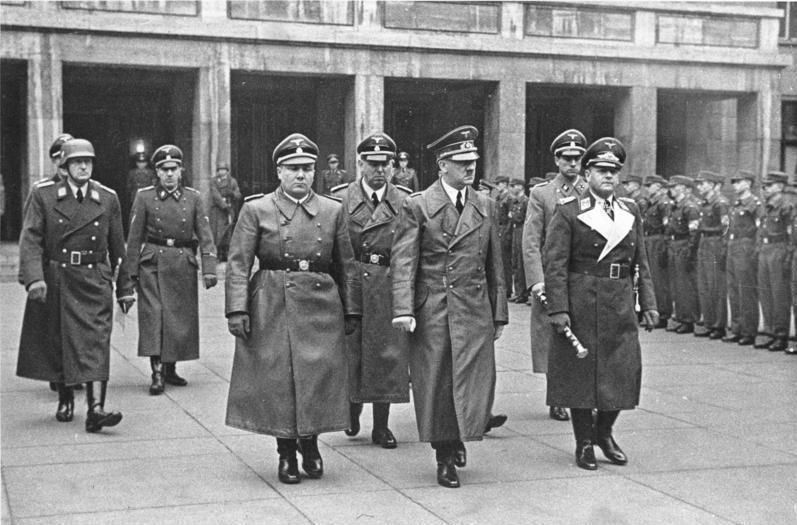 Мартин Борман (крайний слева в первом ряду), 1941 год. Фото: Commons.wikimedia.org