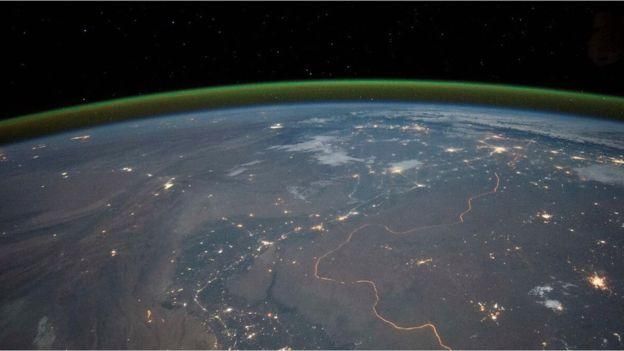 NASA Image caption Под определенным углом с орбиты у Земли тоже можно заметить зеленое ночное небесное свечение