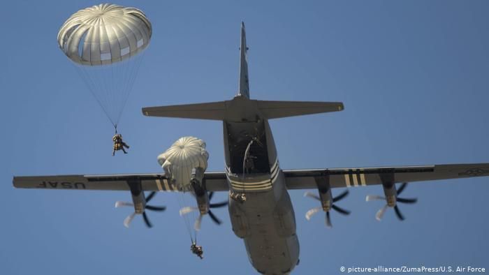 Американские парашютисты на авиабазе Рамштайн в Германии