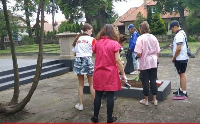 Польская молодёжь прибирает могилу Героя Советского Союза Ивана Туркенича