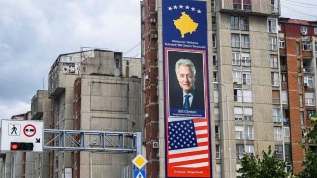 AFP Image caption На улицах Приштины до сих пор висят портреты президента США Билла Клинтона, который выступал за удары по Сербии
