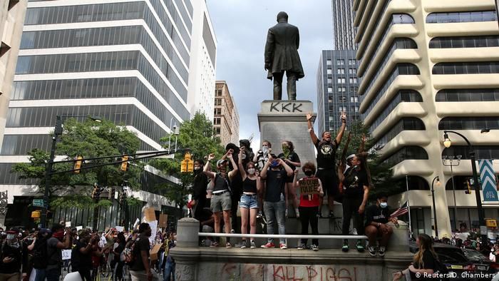 Протестующие в Атланте у монумента Генри Грейди