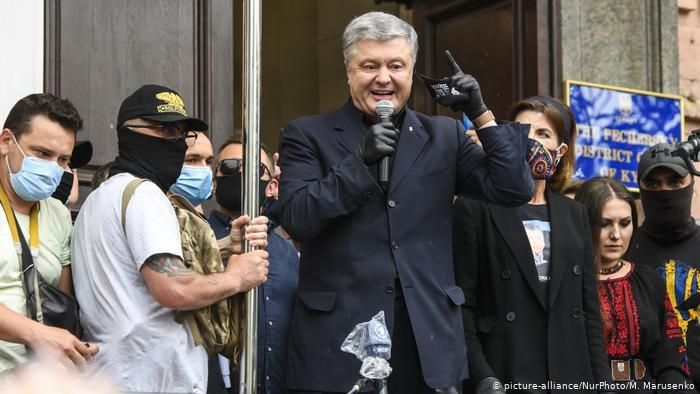 Петр Порошенко у входе в Печерский суд Киева, 18 июня