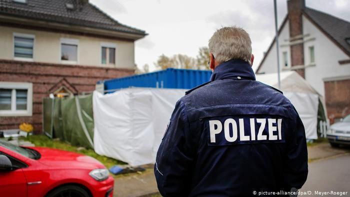 Полицейские во время рейда в рамках расследования дела о педофилии в Бергиш-Гладбахе, ноябрь 2019 года