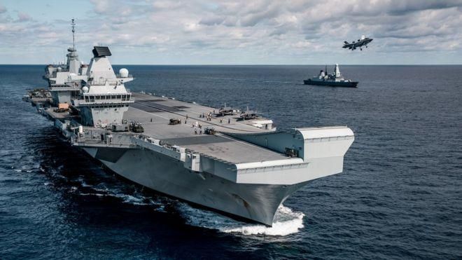 PA MEDIA Image caption Флагман британского флота "Куин Элизабет" (на фото) и второй авианосец этого типа, "Принс оф Уэльс", обошлись бюджету в 3 млрд фунтов каждый