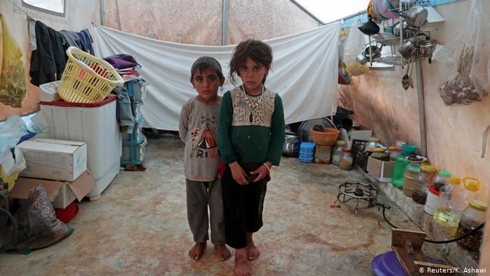 Дети в сирийском лагере для беженцев возле турецкой границы