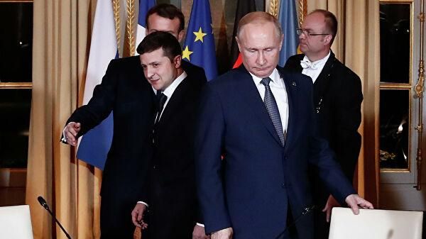 © AP Photo / Ian Langsdon Президент России Владимир Путин (справа) и президент Украины Владимир Зеленский на саммите в Париже. Архивное фото