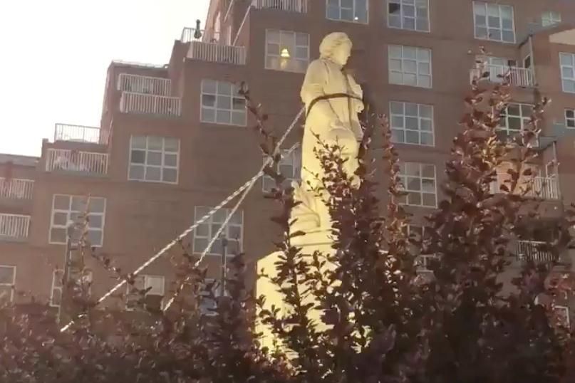 4 июля протестующие в американском Балтиморе снесли статую Христофора Колумба Reuters © SPENCER COMPTON