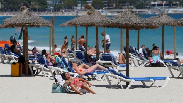 REUTERS Image caption Власти Испании заявляют, что в стране в целом безопаснее, чем в Британии