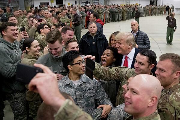 © AP Photo / Andrew Harnik Президент США Дональд Трамп на военной авиабазе Рамштайн, Германия