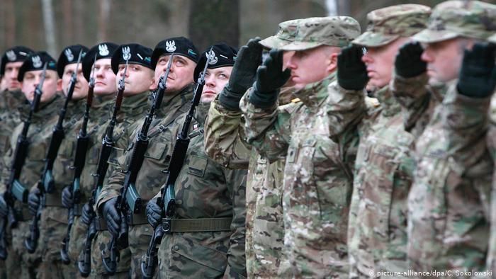 Польские (слева) и американские военные