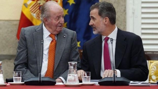 EPA Image caption Король Испании Филипп (на фото справа) пытается дистанцироваться от своего отца