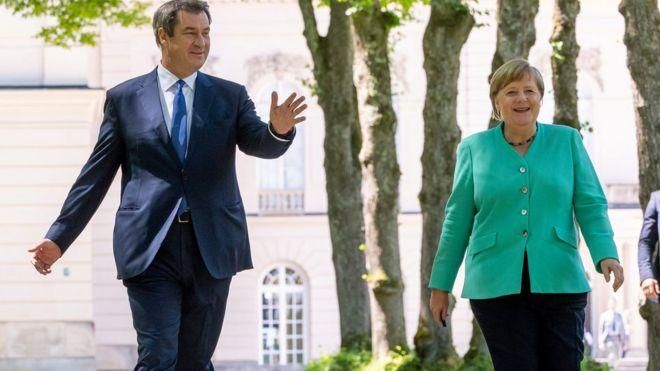 REUTERS Image caption В июле Ангела Меркель лично навестила Маркуса Зёдера в Баварии
