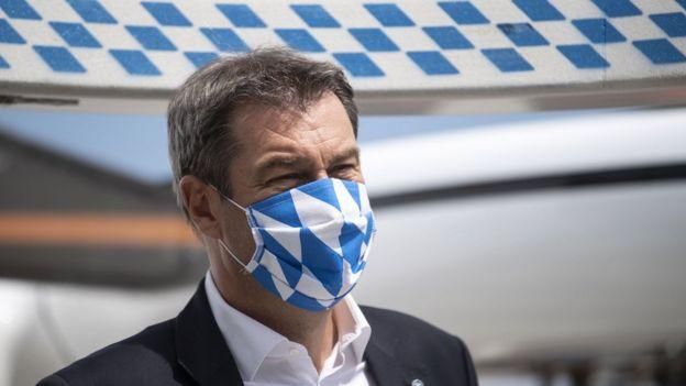 EPA Image caption Решительная борьба с коронавирусом быстро сделала Зёдера одним из самых популярных политиков Германии