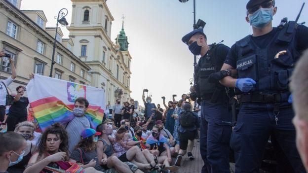 REUTERS Image caption Вопрос о правах ЛГБТ-сообщества расколол Польшу