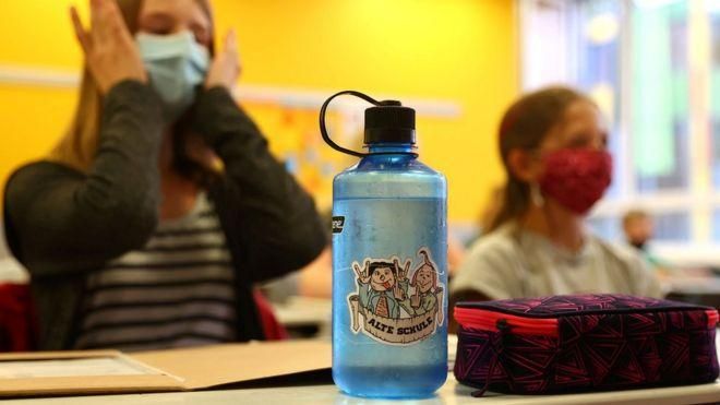 REUTERS Image caption В Германии школьники уже сели за парты - в масках и с санитайзером под рукой
